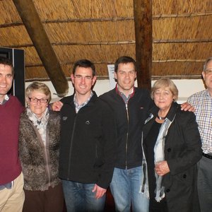 Die De Vries-familie, met vlnr Wilhelm, Hugo, Amanda en Andrew, met MariÃ© en Thys (broer)